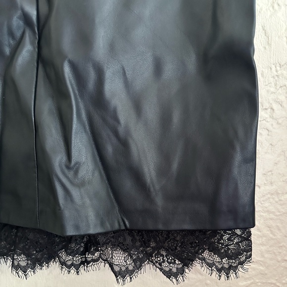 BCBG Black Faux Leather Floral Eyelash Lace Trim Mini Skirt XS NWT - Picture 5 of 7